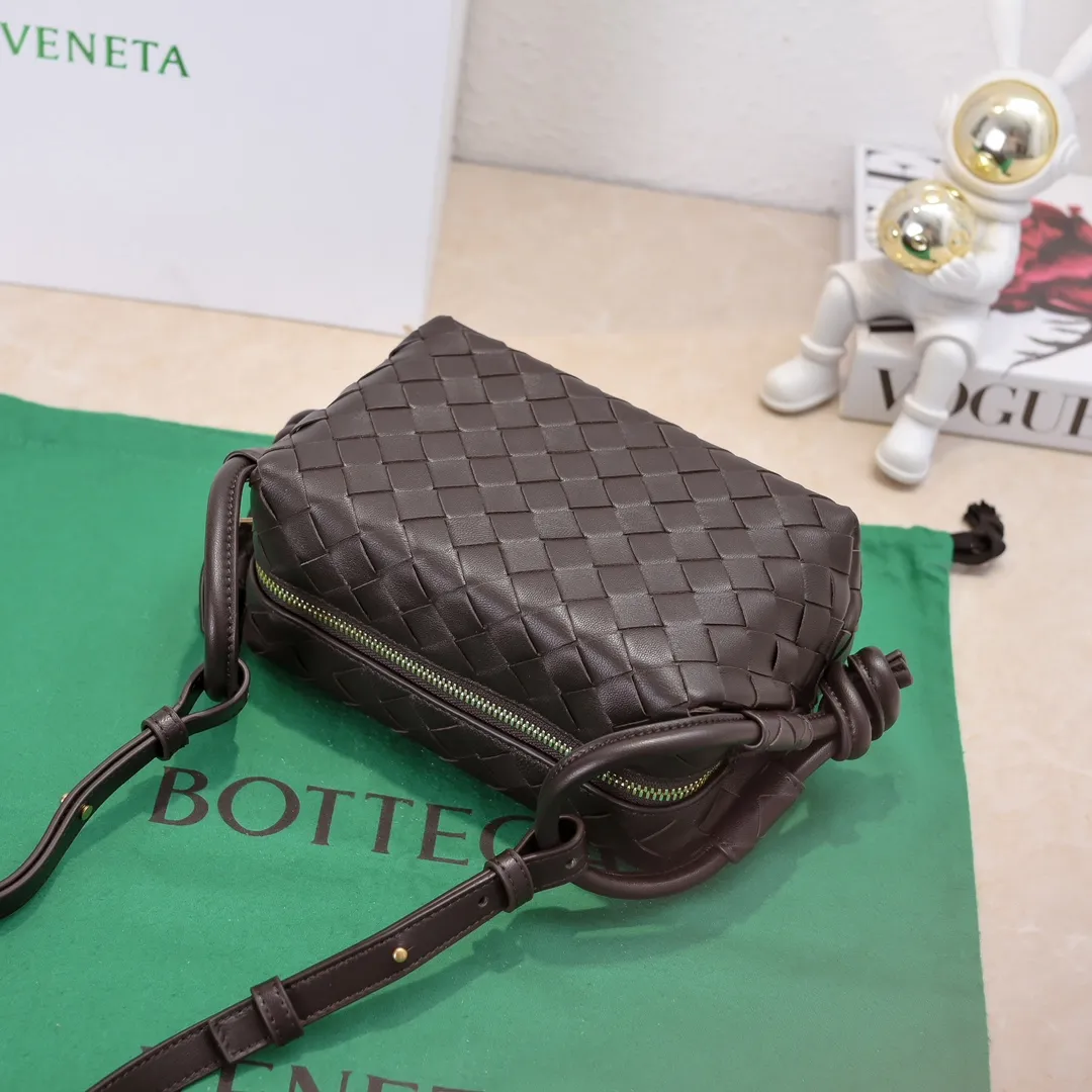 Batch 1360 BOTTEGA VENETA 2024 new loop is here! ! Many girls who like BV have owned the Loop bag. It has a simple appearance, classic weaving, and a compact and lightweight bag shape. This innovation continues the "camera bag" shape. Unlike the traditional Loop bag, which can only be worn as a crossbody bag, this innovation It can be carried by hand or cross-body, satisfying both the concave shape and daily needs. The oversized buckle can be folded and used as a handle. The sultry heat in summer ☀️ usually reduces people's desires. Having a lightweight bag will greatly enhance the happiness of traveling🫧 Style number: 6615 Size: 19*12*9cm